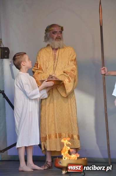 Zdjęcie w galerii na portalu naszraciborz.pl: Droga Krzyżowa w wykonaniu Gaudi Musicae na raciborskim Rynku  wiadomości z regionu