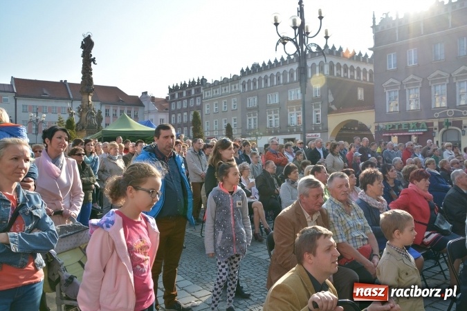 Zdjęcie w galerii na portalu naszraciborz.pl: Droga Krzyżowa w wykonaniu Gaudi Musicae na raciborskim Rynku  wiadomości z regionu