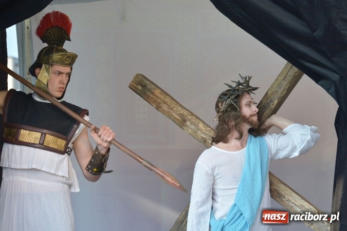 Zdjęcie w galerii na portalu naszraciborz.pl: Droga Krzyżowa w wykonaniu Gaudi Musicae na raciborskim Rynku  wiadomości z regionu