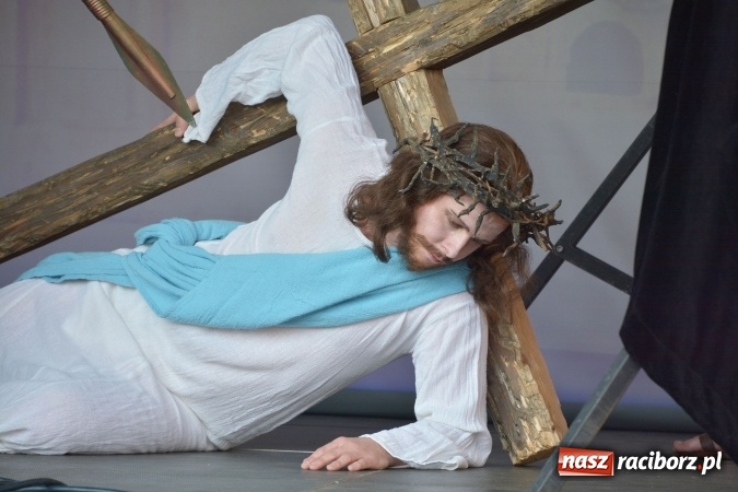 Zdjęcie w galerii na portalu naszraciborz.pl: Droga Krzyżowa w wykonaniu Gaudi Musicae na raciborskim Rynku  wiadomości z regionu