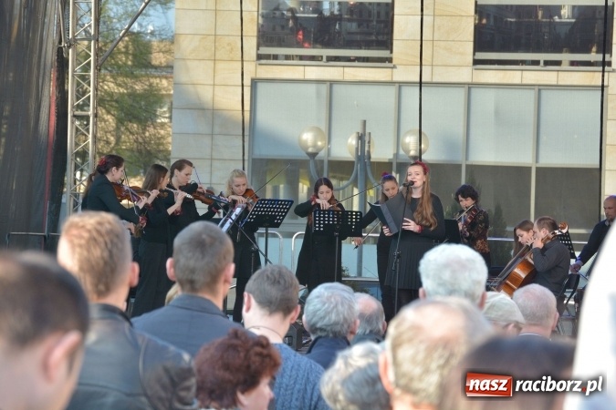 Zdjęcie w galerii na portalu naszraciborz.pl: Droga Krzyżowa w wykonaniu Gaudi Musicae na raciborskim Rynku  wiadomości z regionu