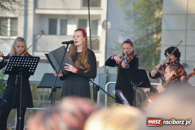 Zdjęcie w galerii na portalu naszraciborz.pl: Droga Krzyżowa w wykonaniu Gaudi Musicae na raciborskim Rynku  wiadomości z regionu