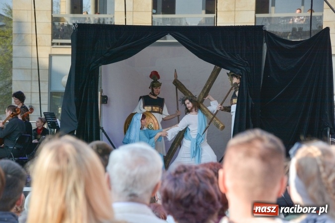 Zdjęcie w galerii na portalu naszraciborz.pl: Droga Krzyżowa w wykonaniu Gaudi Musicae na raciborskim Rynku  wiadomości z regionu