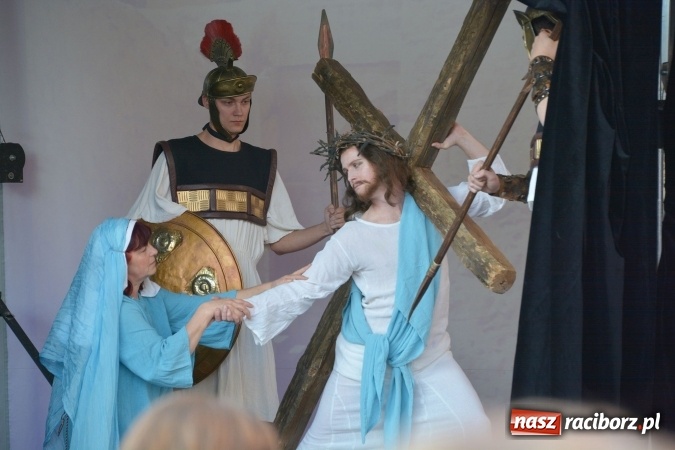 Zdjęcie w galerii na portalu naszraciborz.pl: Droga Krzyżowa w wykonaniu Gaudi Musicae na raciborskim Rynku  wiadomości z regionu