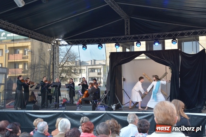 Zdjęcie w galerii na portalu naszraciborz.pl: Droga Krzyżowa w wykonaniu Gaudi Musicae na raciborskim Rynku  wiadomości z regionu