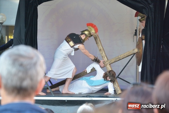 Zdjęcie w galerii na portalu naszraciborz.pl: Droga Krzyżowa w wykonaniu Gaudi Musicae na raciborskim Rynku  wiadomości z regionu