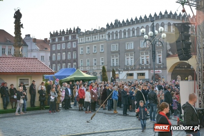 Zdjęcie w galerii na portalu naszraciborz.pl: Droga Krzyżowa w wykonaniu Gaudi Musicae na raciborskim Rynku  wiadomości z regionu