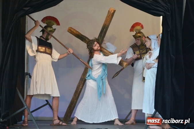 Zdjęcie w galerii na portalu naszraciborz.pl: Droga Krzyżowa w wykonaniu Gaudi Musicae na raciborskim Rynku  wiadomości z regionu