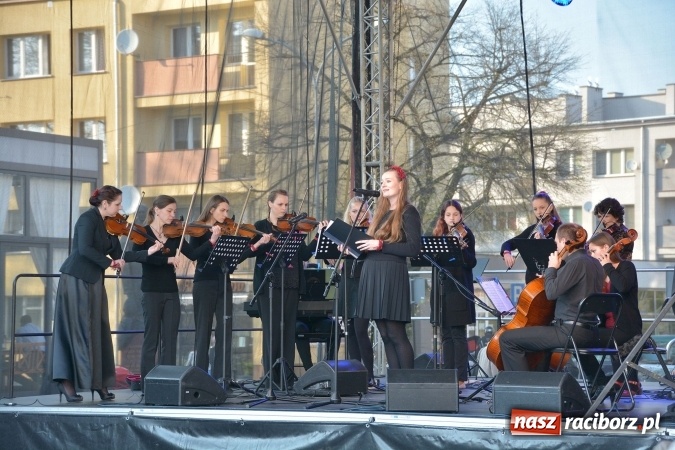 Zdjęcie w galerii na portalu naszraciborz.pl: Droga Krzyżowa w wykonaniu Gaudi Musicae na raciborskim Rynku  wiadomości z regionu