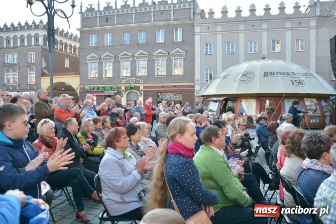 Zdjęcie w galerii na portalu naszraciborz.pl: Droga Krzyżowa w wykonaniu Gaudi Musicae na raciborskim Rynku  wiadomości z regionu