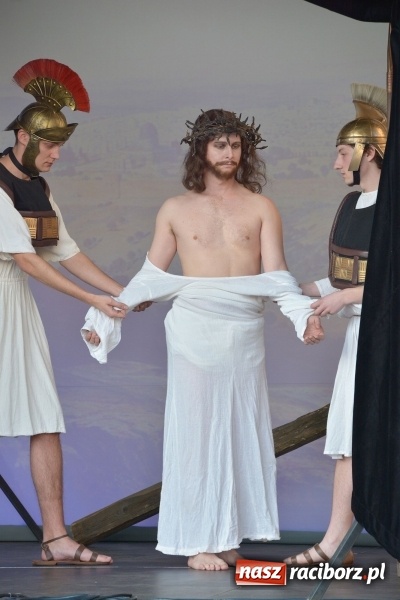 Zdjęcie w galerii na portalu naszraciborz.pl: Droga Krzyżowa w wykonaniu Gaudi Musicae na raciborskim Rynku  wiadomości z regionu