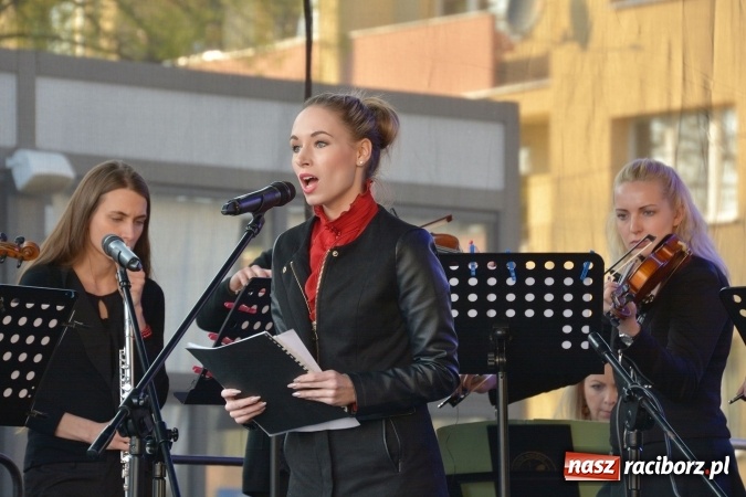 Zdjęcie w galerii na portalu naszraciborz.pl: Droga Krzyżowa w wykonaniu Gaudi Musicae na raciborskim Rynku  wiadomości z regionu