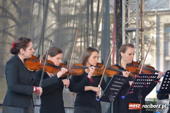 Zdjęcie w galerii na portalu naszraciborz.pl: Droga Krzyżowa w wykonaniu Gaudi Musicae na raciborskim Rynku  wiadomości z regionu