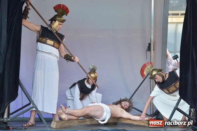 Zdjęcie w galerii na portalu naszraciborz.pl: Droga Krzyżowa w wykonaniu Gaudi Musicae na raciborskim Rynku  wiadomości z regionu