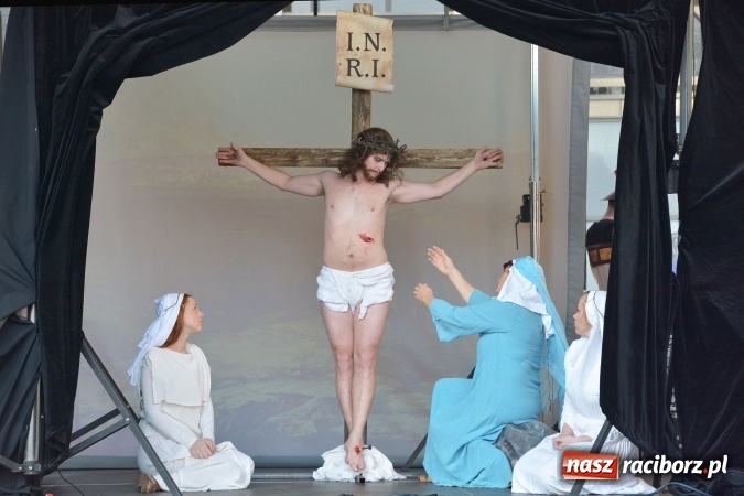 Zdjęcie w galerii na portalu naszraciborz.pl: Droga Krzyżowa w wykonaniu Gaudi Musicae na raciborskim Rynku  wiadomości z regionu