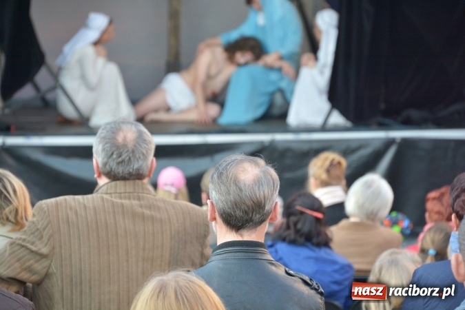 Zdjęcie w galerii na portalu naszraciborz.pl: Droga Krzyżowa w wykonaniu Gaudi Musicae na raciborskim Rynku  wiadomości z regionu
