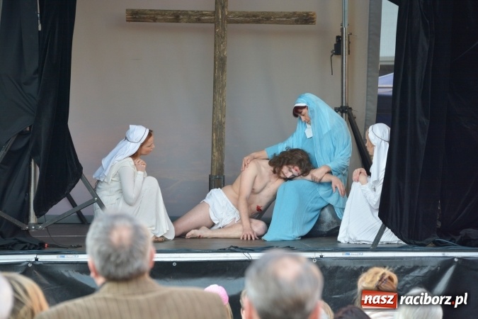 Zdjęcie w galerii na portalu naszraciborz.pl: Droga Krzyżowa w wykonaniu Gaudi Musicae na raciborskim Rynku  wiadomości z regionu