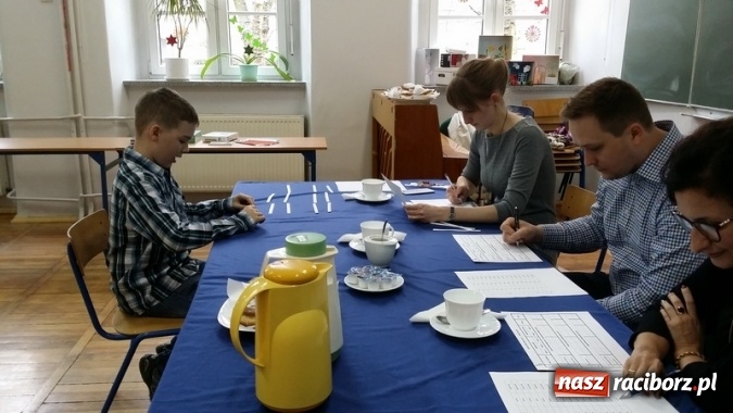 Zdjęcie w galerii na portalu naszraciborz.pl: Międzyszkolne zmagania z angielskim alfabetem w Szkole Podstawowej nr 4 wiadomości z regionu