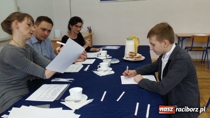 Zdjęcie w galerii na portalu naszraciborz.pl: Międzyszkolne zmagania z angielskim alfabetem w Szkole Podstawowej nr 4 wiadomości z regionu