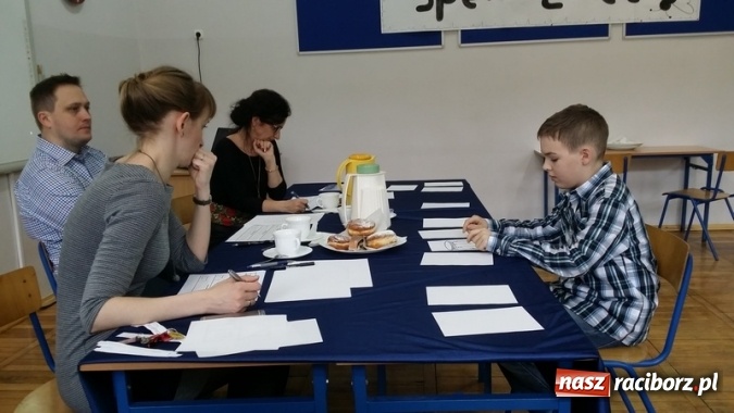 Zdjęcie w galerii na portalu naszraciborz.pl: Międzyszkolne zmagania z angielskim alfabetem w Szkole Podstawowej nr 4 wiadomości z regionu