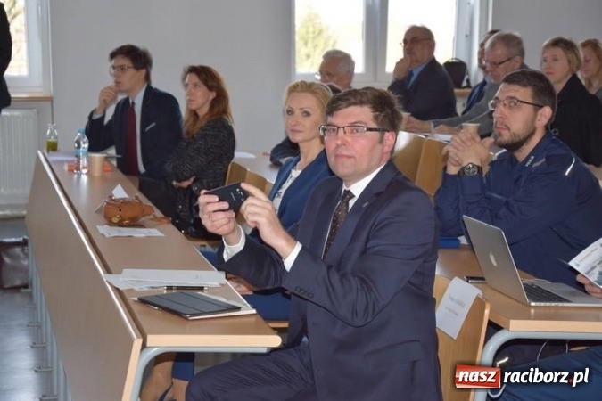 Zdjęcie w galerii na portalu naszraciborz.pl: O niskiej emisji w Częstochowie  wiadomości z regionu