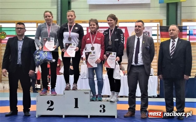 Zdjęcie w galerii na portalu naszraciborz.pl: Medale zapaśniczek Unii Racibórz na zawodach w Gniewie wiadomości z regionu
