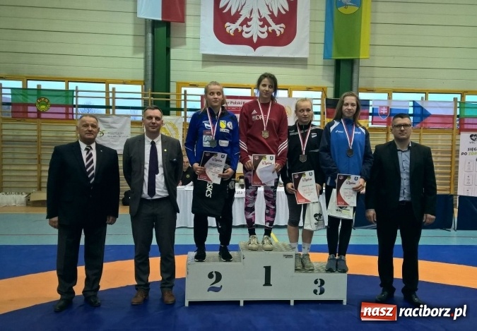 Zdjęcie w galerii na portalu naszraciborz.pl: Medale zapaśniczek Unii Racibórz na zawodach w Gniewie wiadomości z regionu