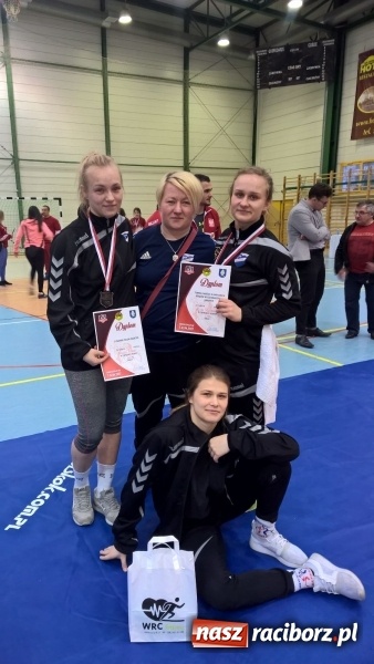 Zdjęcie w galerii na portalu naszraciborz.pl: Medale zapaśniczek Unii Racibórz na zawodach w Gniewie wiadomości z regionu