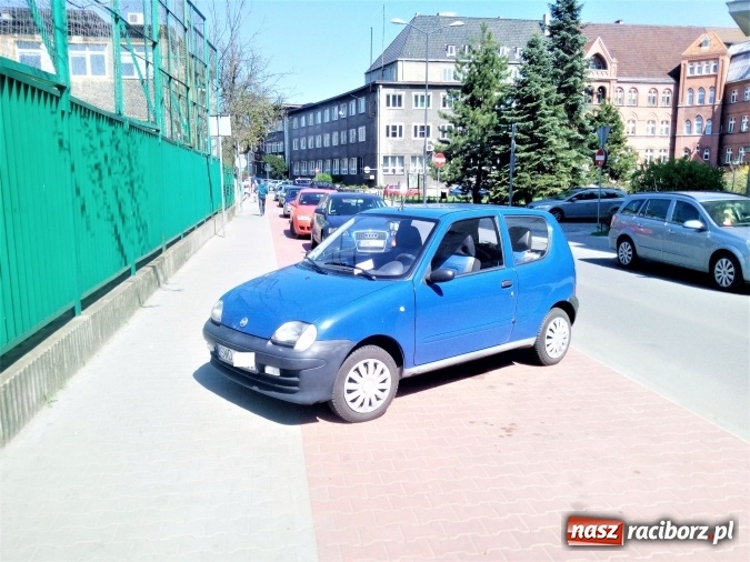 Zdjęcie w galerii na portalu naszraciborz.pl: Mistrz parkowania pojawił się dziś na Sienkiewicza w Raciborzu wiadomości z regionu
