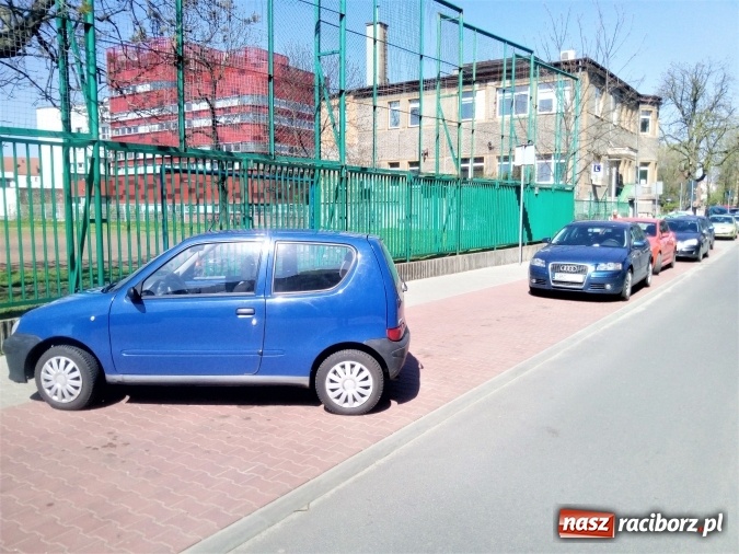 Zdjęcie w galerii na portalu naszraciborz.pl: Mistrz parkowania pojawił się dziś na Sienkiewicza w Raciborzu wiadomości z regionu