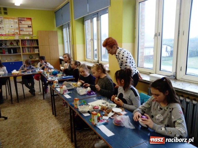 Zdjęcie w galerii na portalu naszraciborz.pl: W Nędzy po raz czternasty odbył się Regionalny Konkurs Kroszonkarski wiadomości z regionu