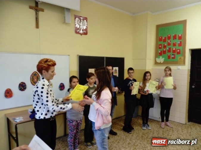 Zdjęcie w galerii na portalu naszraciborz.pl: W Nędzy po raz czternasty odbył się Regionalny Konkurs Kroszonkarski wiadomości z regionu