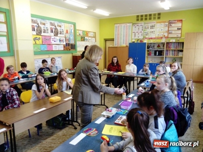 Zdjęcie w galerii na portalu naszraciborz.pl: W Nędzy po raz czternasty odbył się Regionalny Konkurs Kroszonkarski wiadomości z regionu