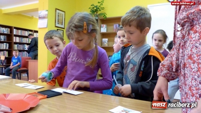 Zdjęcie w galerii na portalu naszraciborz.pl: Dzieci spotkały się w bibliotece z właścicielem agencji detektywistycznej R&oacute;żowe Okulary wiadomości z regionu