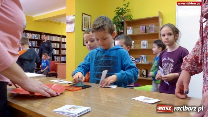 Zdjęcie w galerii na portalu naszraciborz.pl: Dzieci spotkały się w bibliotece z właścicielem agencji detektywistycznej R&oacute;żowe Okulary wiadomości z regionu