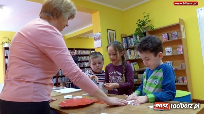 Zdjęcie w galerii na portalu naszraciborz.pl: Dzieci spotkały się w bibliotece z właścicielem agencji detektywistycznej R&oacute;żowe Okulary wiadomości z regionu