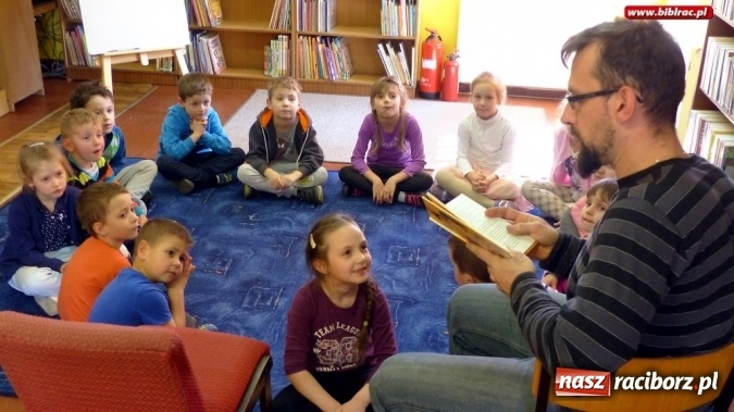 Zdjęcie w galerii na portalu naszraciborz.pl: Dzieci spotkały się w bibliotece z właścicielem agencji detektywistycznej R&oacute;żowe Okulary wiadomości z regionu