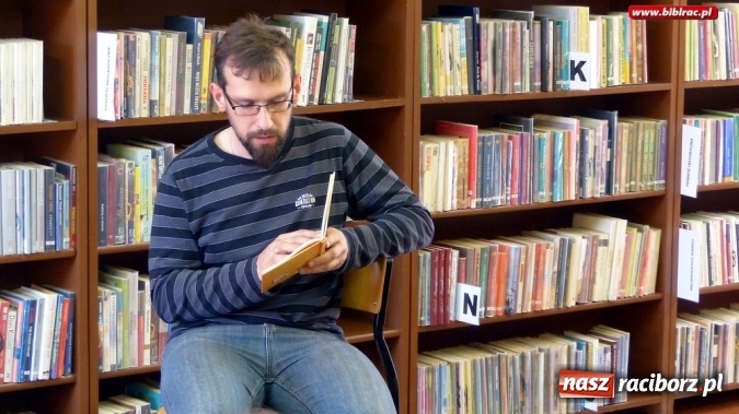 Zdjęcie w galerii na portalu naszraciborz.pl: Dzieci spotkały się w bibliotece z właścicielem agencji detektywistycznej R&oacute;żowe Okulary wiadomości z regionu