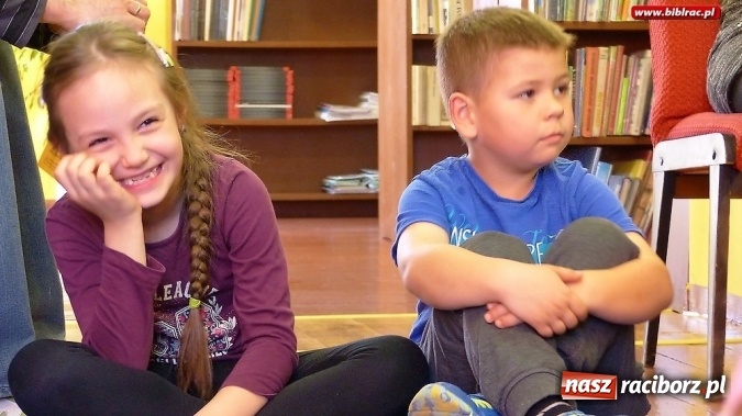 Zdjęcie w galerii na portalu naszraciborz.pl: Dzieci spotkały się w bibliotece z właścicielem agencji detektywistycznej R&oacute;żowe Okulary wiadomości z regionu