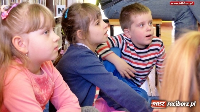 Zdjęcie w galerii na portalu naszraciborz.pl: Dzieci spotkały się w bibliotece z właścicielem agencji detektywistycznej R&oacute;żowe Okulary wiadomości z regionu