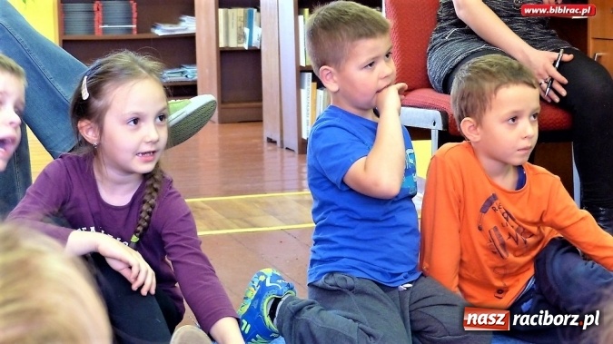Zdjęcie w galerii na portalu naszraciborz.pl: Dzieci spotkały się w bibliotece z właścicielem agencji detektywistycznej R&oacute;żowe Okulary wiadomości z regionu