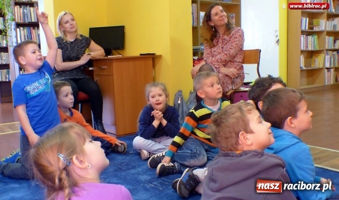 Zdjęcie w galerii na portalu naszraciborz.pl: Dzieci spotkały się w bibliotece z właścicielem agencji detektywistycznej R&oacute;żowe Okulary wiadomości z regionu