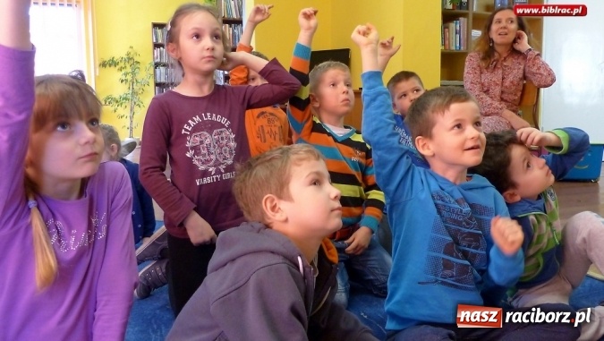 Zdjęcie w galerii na portalu naszraciborz.pl: Dzieci spotkały się w bibliotece z właścicielem agencji detektywistycznej R&oacute;żowe Okulary wiadomości z regionu