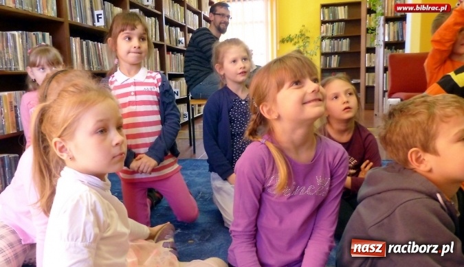 Zdjęcie w galerii na portalu naszraciborz.pl: Dzieci spotkały się w bibliotece z właścicielem agencji detektywistycznej R&oacute;żowe Okulary wiadomości z regionu