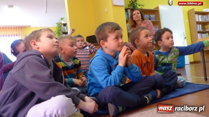 Zdjęcie w galerii na portalu naszraciborz.pl: Dzieci spotkały się w bibliotece z właścicielem agencji detektywistycznej R&oacute;żowe Okulary wiadomości z regionu