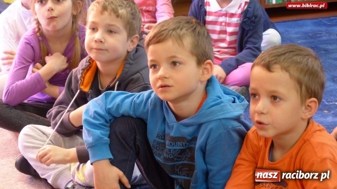 Zdjęcie w galerii na portalu naszraciborz.pl: Dzieci spotkały się w bibliotece z właścicielem agencji detektywistycznej R&oacute;żowe Okulary wiadomości z regionu