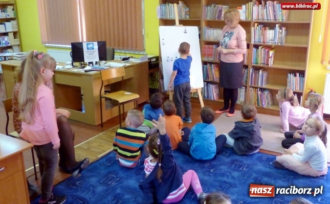 Zdjęcie w galerii na portalu naszraciborz.pl: Dzieci spotkały się w bibliotece z właścicielem agencji detektywistycznej R&oacute;żowe Okulary wiadomości z regionu