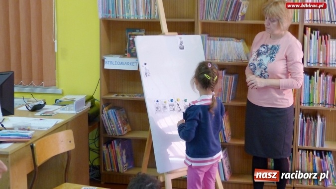 Zdjęcie w galerii na portalu naszraciborz.pl: Dzieci spotkały się w bibliotece z właścicielem agencji detektywistycznej R&oacute;żowe Okulary wiadomości z regionu