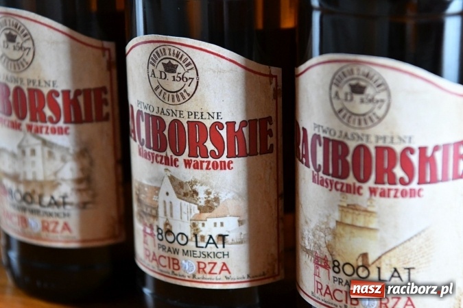 Zdjęcie w galerii na portalu naszraciborz.pl: 500 tys. piw i czekoladki z grafiką raciborskiego rynku na 800-lecie nadania praw miejskich Raciborza  wiadomości z regionu