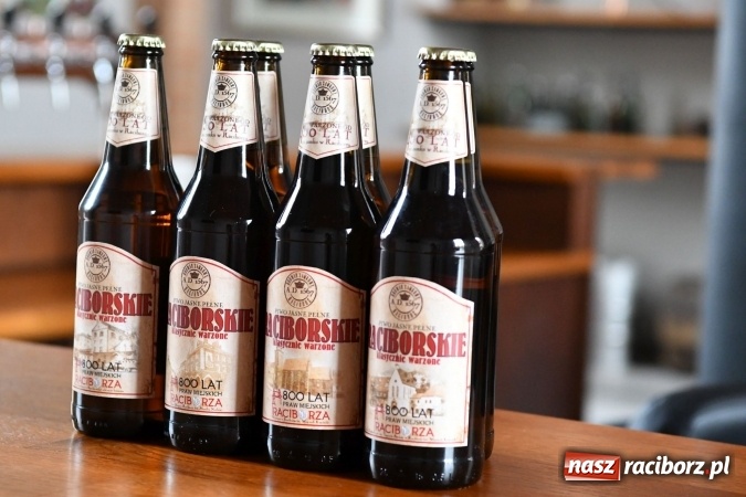 Zdjęcie w galerii na portalu naszraciborz.pl: 500 tys. piw i czekoladki z grafiką raciborskiego rynku na 800-lecie nadania praw miejskich Raciborza  wiadomości z regionu